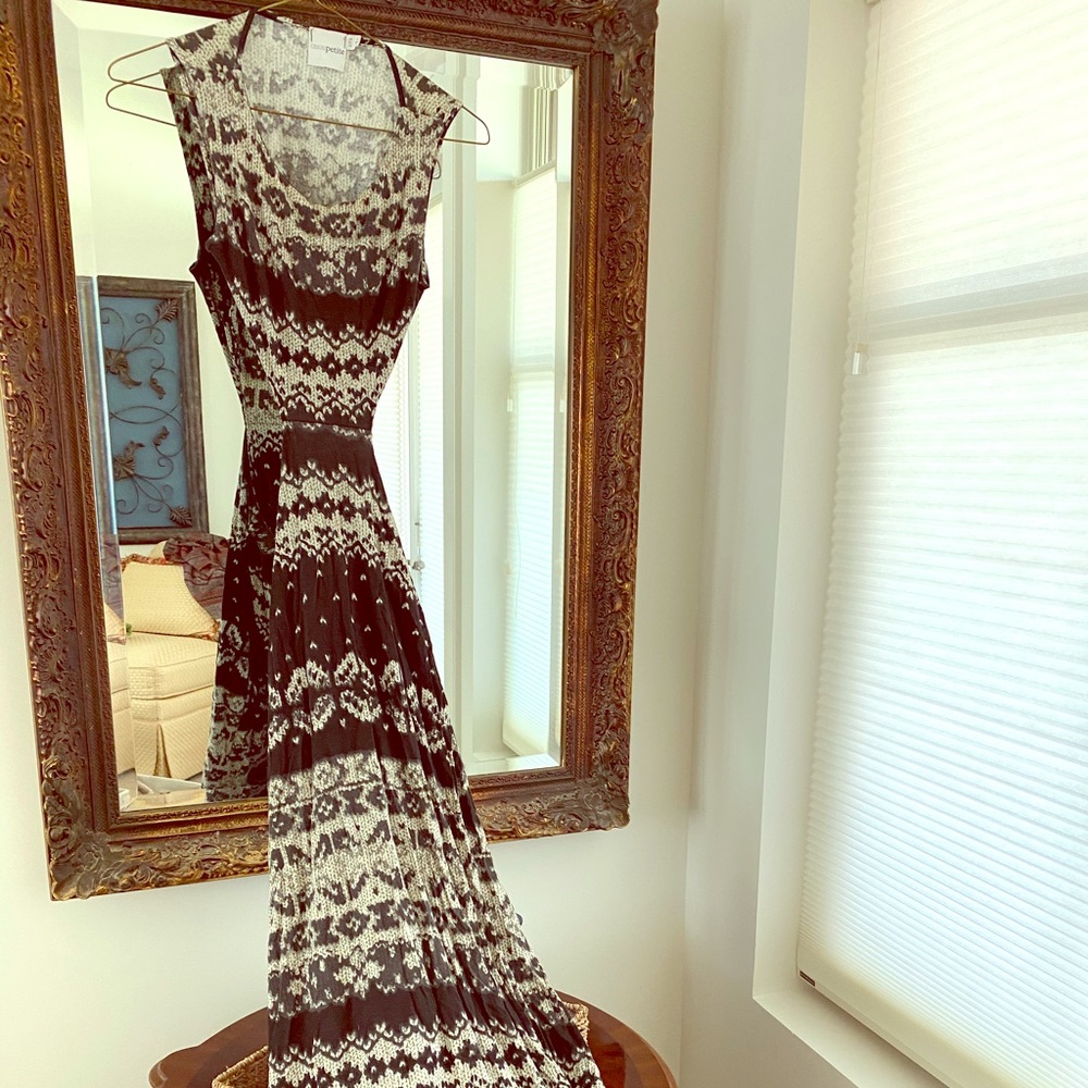 Fitted maxi dress w center waist cut out